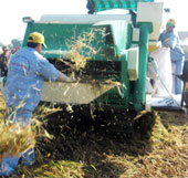 Máy gặt lúa giành giải sáng chế 100 triệu đồng