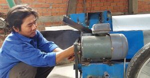 Một nông dân chế tạo thành công máy rửa quả hồng xiêm