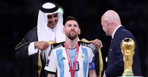 Ý nghĩa của chiếc áo choàng Messi mặc khi nhận cúp
