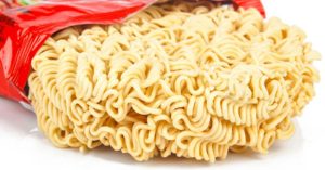Tác hại đáng sợ của việc ăn mì tôm sống
