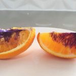 Còn nhớ miếng cam hóa tím bí ẩn này chứ? Cuối cùng chúng ta đã có câu trả lời rồi!
