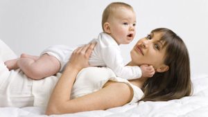 Tiếng nói của mẹ giúp “bật” khu vực ngôn ngữ của trẻ