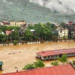 Mưa lớn kéo dài tại Hà Giang, đường phố biến thành sông, ô tô chìm nghỉm trong biển nước