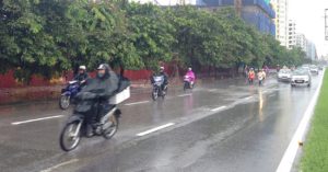 Mưa dông diện rộng trên khắp cả nước, đề phòng tố lốc, mưa đá