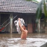 Người miền Trung vật lộn trong mưa lũ