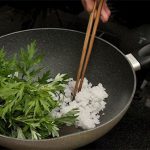 Muối hạt và ngải cứu chữa đau vai gáy hiệu quả