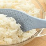 Những chấm nhỏ li ti trên muôi xới cơm có tác dụng gì?
