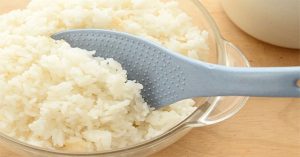 Những chấm nhỏ li ti trên muôi xới cơm có tác dụng gì?