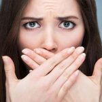 Vì sao không nên uống nước khi bị nấc cụt?