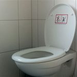 Nam giới nên đi tiểu ngồi thay vì đứng?