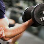 Tại sao cơ thể chúng ta lại rung lên mỗi khi nâng tạ?