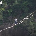 Thót tim xem người đàn ông đi trên dây giữa hai đỉnh núi cao chót vót