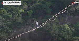 Thót tim xem người đàn ông đi trên dây giữa hai đỉnh núi cao chót vót