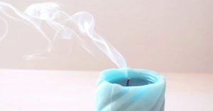 Tại sao nến chỉ bốc khói sau khi đã tắt?