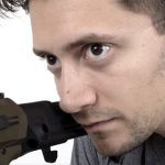 Ngắm bắn bằng một mắt hay hai mắt hiệu quả hơn?