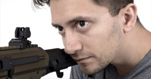Ngắm bắn bằng một mắt hay hai mắt hiệu quả hơn?
