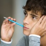 Đây là lý do bạn cần từ bỏ ngay thói quen ngậm bút