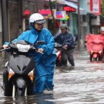 Áp thấp nhiệt đới tan, lũ miền Trung lên nhanh