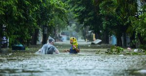 Vì sao miền Trung mưa lũ kéo dài?