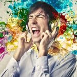 Cơ chế đáng sợ lý giải việc bạn có thể bị điếc chỉ vì nghe nhạc trên đường
