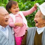 Nghiên cứu về hạnh phúc kéo dài suốt 80 năm: Để con người hạnh phúc chỉ cần 1 yếu tố đơn giản