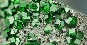 Sợ hãi vì tìm thấy khối đá quý dị thường trị giá 7.700 tỷ đồng