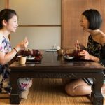 Động tác ngồi đơn giản khi ăn giúp người Nhật kéo dài tuổi thọ, ở đâu cũng thực hiện được
