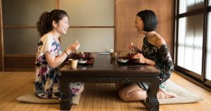 Động tác ngồi đơn giản khi ăn giúp người Nhật kéo dài tuổi thọ, ở đâu cũng thực hiện được