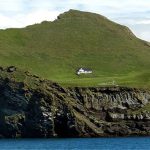 Sự thật về những lời đồn đoán kì bí xoay quanh ngôi nhà cô quạnh nhất thế giới ở Iceland