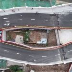Ngôi nhà nhỏ lạ kỳ chắn giữa đường cao tốc ở Trung Quốc