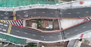Ngôi nhà nhỏ lạ kỳ chắn giữa đường cao tốc ở Trung Quốc