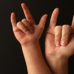 Sử dụng ngôn ngữ bằng tay giúp trẻ sáng tạo hơn