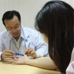 Mắc bệnh “ngón tay cò súng” do lướt smartphone