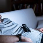 Nghiên cứu gây sốc: Ngủ gật khi xem tivi có thể gây… tử vong sớm