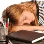 5 bệnh dễ mắc nếu thường xuyên ngủ gục đầu trên bàn