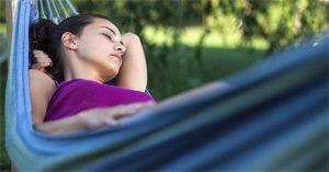 Nghiên cứu: “Đung đưa” giúp người lớn ngủ ngon hơn, cải thiện trí nhớ