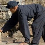 Ngôi “làng bò” kỳ lạ, không ai biết đi đứng, chỉ có thể bò bằng 4 chi