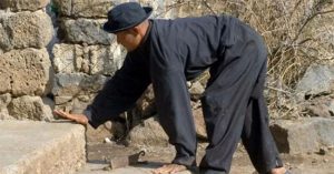 Ngôi “làng bò” kỳ lạ, không ai biết đi đứng, chỉ có thể bò bằng 4 chi
