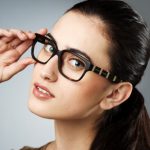 Người đeo kính có thật thông minh hơn người khác?