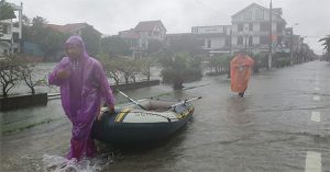 Sau Quảng Ngãi, giờ đến người dân Hà Tĩnh vội vã chạy lụt