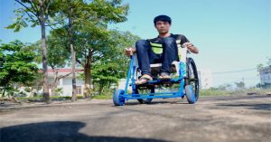 Sinh viên chế xe lăn không cần… lăn