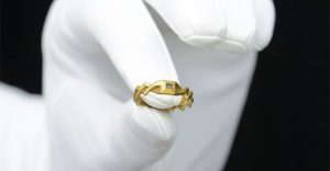 Thợ dò vàng đào được nhẫn cưới 600 năm trị giá 47.000 USD