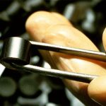 Điều gì xảy ra nếu bạn chạm tay vào thanh nhiên liệu hạt nhân?