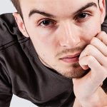 Tại sao nhìn chằm chằm gây khó chịu, ức chế?