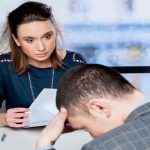 Vì sao nhìn vào mắt nhau khi trò chuyện sao lại khó đến thế?