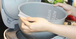 Tại sao khi nấu xong vẫn không nên mở nắp nồi cơm điện?
