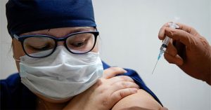 Bên trong nơi tiêm vaccine Covid-19 đại trà đầu tiên trên thế giới