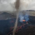 Núi lửa trẻ nhất Iceland phun ra lốc xoáy