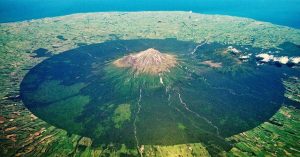 Tại sao núi Taranaki ở New Zealand lại có ranh giới gần như hình tròn hoàn hảo?