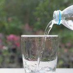 Nghiên cứu của Viện Hàn lâm Khoa học Quốc gia Mỹ: Nước đóng chai chứa hàng trăm nghìn mảnh nhựa